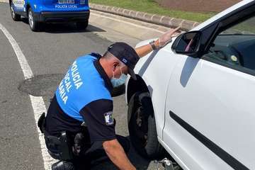 Ayuda policial a una conductora en apuros/TA.